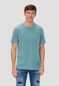 s.Oliver MIT GARMENT DYE - T-shirt print - petrol