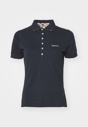 Marineblaue Baumwollpolo mit Kragen, ausgestattet mit einer Knopfleiste und dem weißen, gestickten "Barbour"-Logo. Kurze Ärmel und einer karierten Einfassung.