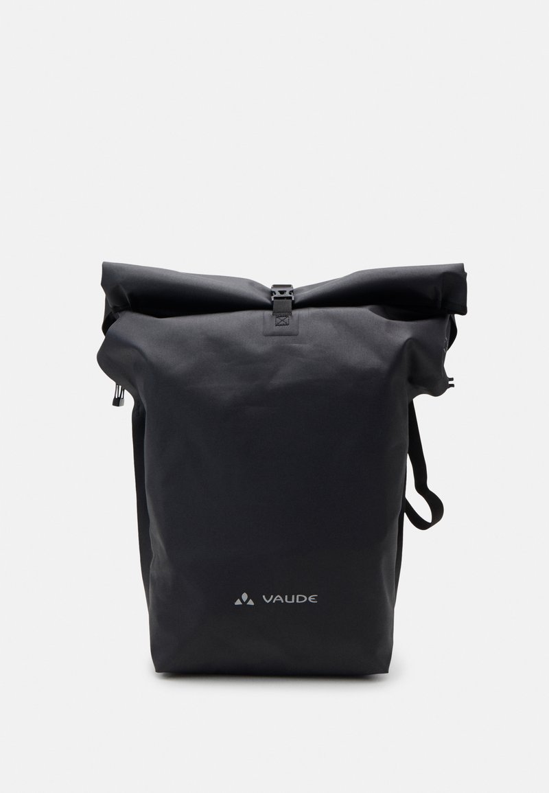 Zaino a rotolo nero realizzato in materiale resistente, dotato di chiusura a fibbia sicura, cerniera laterale e logo "Vaude" stampato in bianco.
