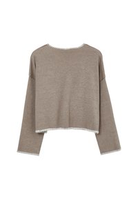 Pull court marron à manches longues, présentant un tissu texturé et des coutures blanches le long de l'encolure et de l'ourlet.