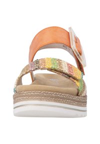 Vue de face d'une sandale tissée multicolore avec une semelle rembourrée beige et une sangle cheville orange comportant une grande boucle.