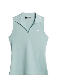 Bez rękawów, jasnoniebieska prążkowana koszulka polo z małym białym logo na lewej piersi oraz kołnierzykiem z białym wykończeniem.
