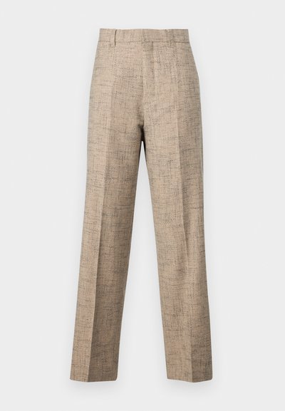 Pantalons beige ajustés en tissu texturé, présentant une coupe droite, des plis avant et une taille. Pas de poches ni de fermetures visibles.