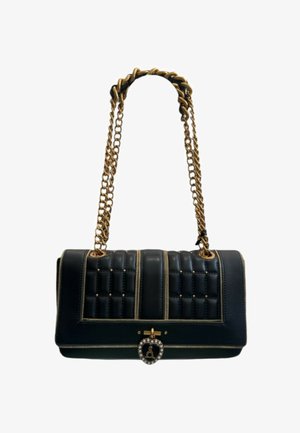 Borsa a mano in pelle nera con texture trapuntata, tracolla in catena dorata, due scomparti con zip e dettagli a forma di cuore con perle sul davanti.