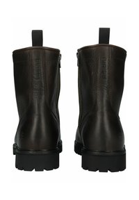 Stivali ankle in pelle marrone con zip laterali, superficie testurizzata, suola robusta e linguette per una facile vestibilità. Presentano accenti di branding discreti.