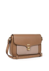 Borsa a tracolla in pelle marrone con finitura testurizzata, pannello anteriore beige, hardware dorato e tracolla regolabile.