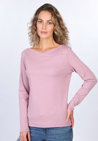 Langärmliges, hellrosa Hemd mit dünnen weißen Streifen. Verfügt über einen abgerundeten Ausschnitt und eine glatte Stoffstruktur. Getragen mit blauen Jeans.