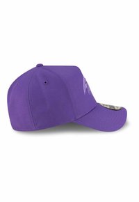 Lila Baseballkappe mit gebogenem Schirm, aus strukturiertem Stoff, mit einem gestickten Logo auf der Vorderseite und Belüftungsöffnungen für eine bessere Luftzirkulation.