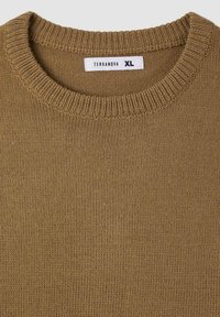 Khaki zielony sweter robiony na drutach z okrągłym dekoltem, z prążkowanym kołnierzem i metką wskazującą rozmiar XL. Gładka tekstura na całej powierzchni.