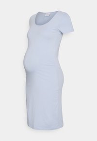 Světle modré těhotenské šaty s kulatým výstřihem a krátkými rukávy, vyrobené z elastického materiálu, navržené tak, aby se přizpůsobily rostoucímu bříšku.