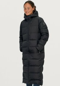 Lange zwarte pufferjas met capuchon, voorzien van een quiltontwerp, ritssluiting, zijzakken en elastische koorden bij de hals.