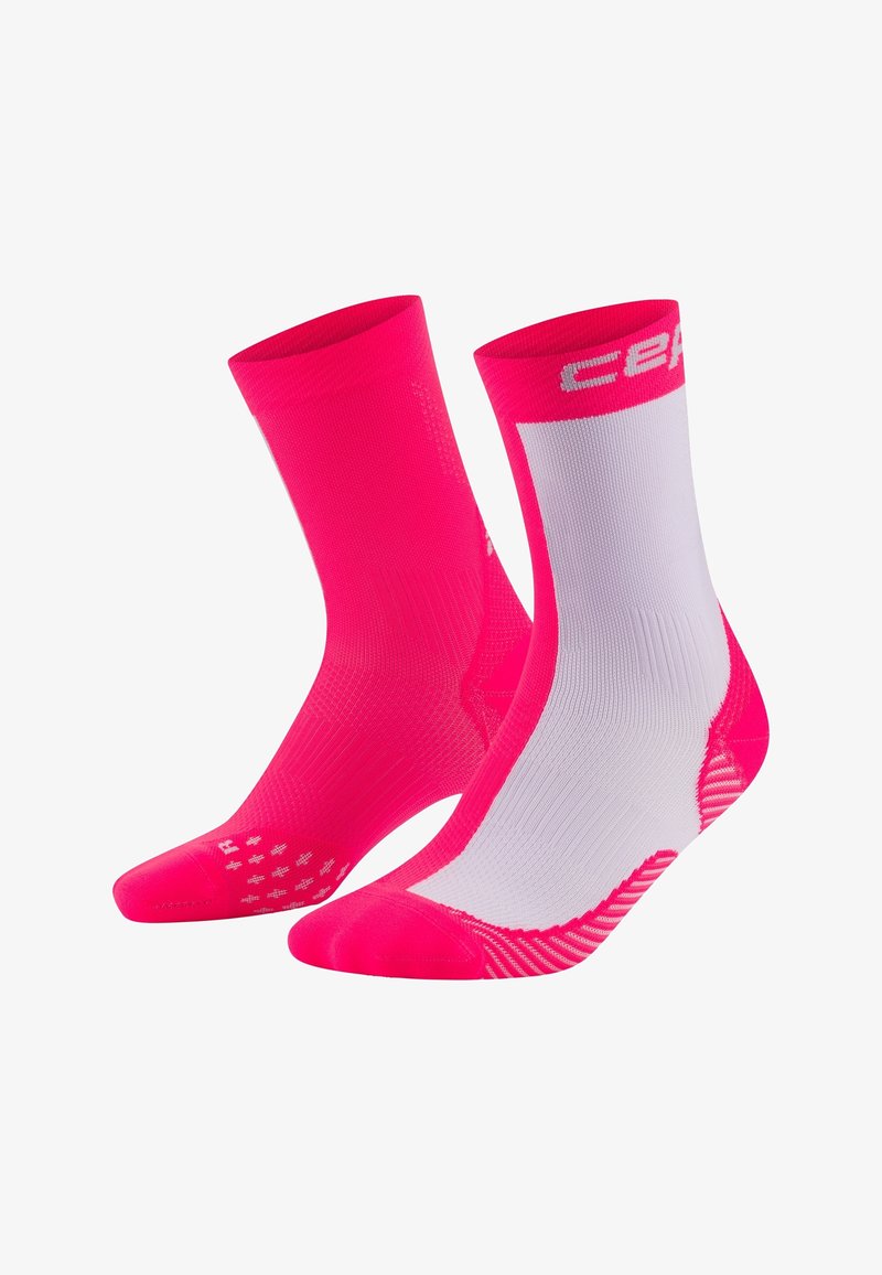 Un paio di calzini fino al polpaccio, uno completamente fucsia, l'altro bianco con il tallone, la punta, il bordo e le strisce sulla suola di un vivo fucsia.