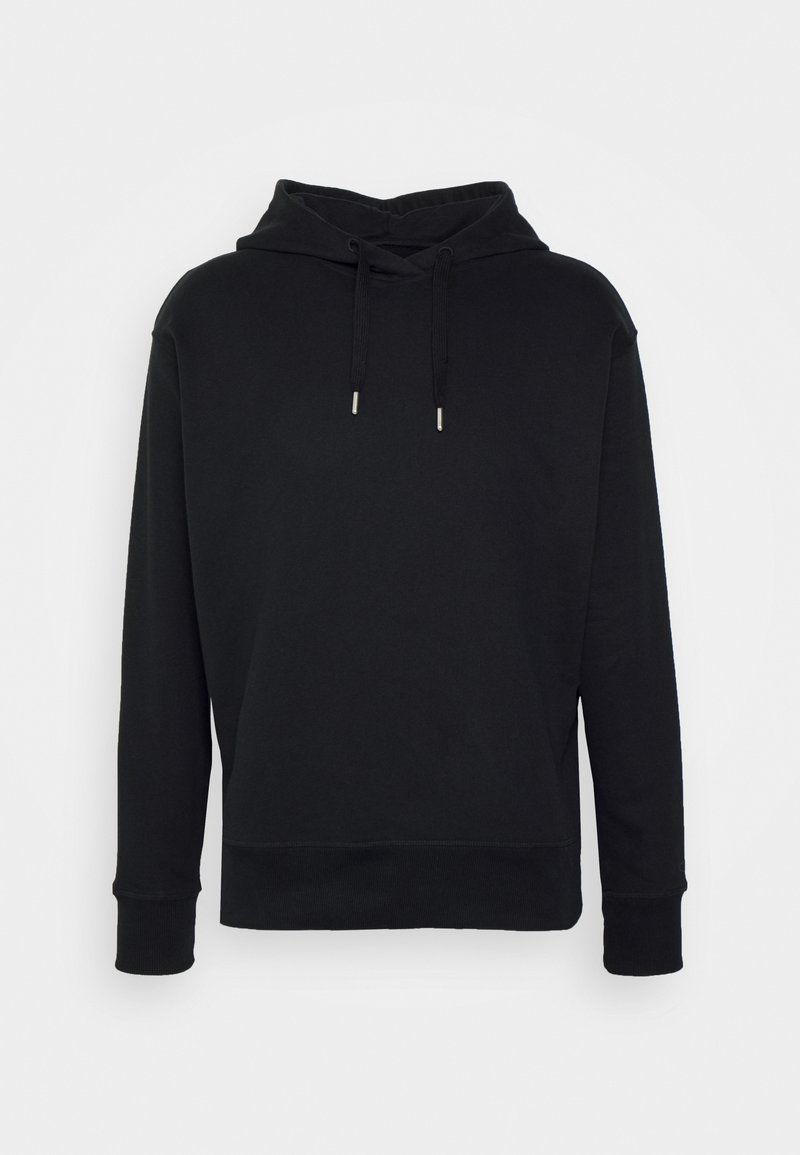 Sudadera negra con capucha hecha de una suave mezcla de algodón. Presenta una capucha ajustable, mangas largas y puños y dobladillo acanalados para un ajuste relajado.