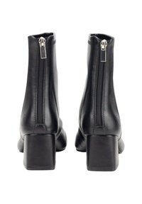 Botas de tobillo de cuero negro con tacón cuadrado, cremallera trasera y textura suave. Diseño sencillo sin adornos.