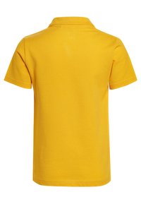 Gul kortærmet polo shirt med en struktureret stof, klassisk krave og forstærket syning. Ensfarvet bagside uden logoer eller accenter.