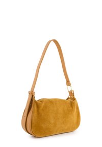 Sac en suède moutarde avec des accents en cuir tan, une sangle ajustable et une forme lisse et arrondie. Fermeture zippée et détails en métal doré.