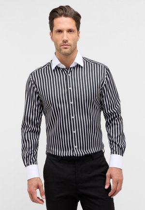 Schwarz-weiß gestreiftes Hemd mit spitzem weißen Kragen und langen Ärmeln. Verfügt über eine Button-Down-Front und kontrastierende weiße Manschetten.