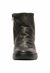 Botín de cuero negro hasta el tobillo con textura lisa, cremallera lateral, punta redondeada y un tacón bajo y sólido. Diseño minimalista con costuras sutiles.
