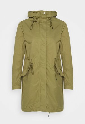 Oliwkowo-zielona parka z kapturem, zapinana z przodu na zamek, z troczkami w talii i na kapturze, kieszeniami z klapami oraz długimi rękawami.