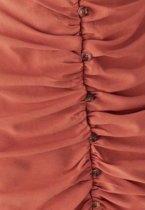 Rjavkasto rjavo nabirano blago z navpičnimi gubami in temno rjavimi gumbi. Gladka tekstura z diskretno vzorčasto podrobnostjo.