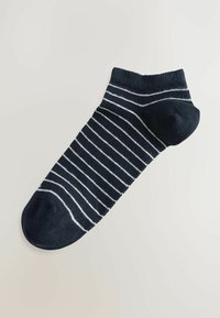 Námořní anklové ponožky s bílými horizontálními pruhy, žebrovaným lemem, hladkým povrchem a vyztuženou špičkou a patou, umístěné na světlém pozadí.