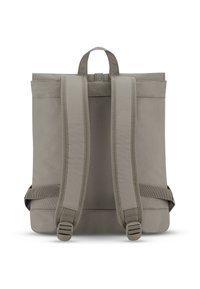 Grå tygryggsäck med justerbara axelremmar, ett handtag på toppen och en minimalistisk design utan synliga logotyper eller dekorationer.