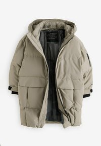 Padded parka v svetlej béžovej farbe, s kapucňou, veľkými prednými vreckami, čiernymi akcentmi a vnútrom so sieťovinou s geometrickým vzorom.