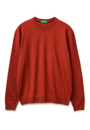 Sweter w kolorze rdzy z długim rękawem i okrągłym dekoltem, z prążkowanymi mankietami i dołem, wyłożony płasko na białym tle.