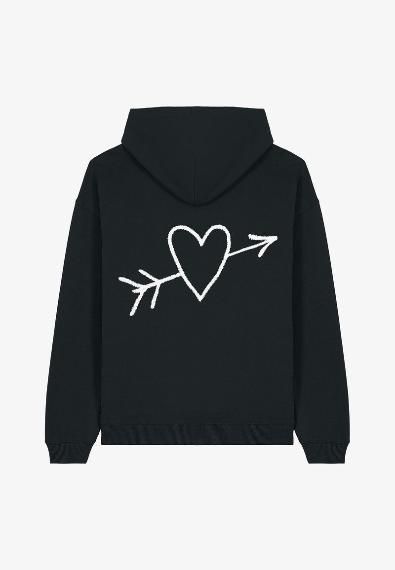 Melna kapuce ar lielu baltu sirdi un bultu grafiku uz muguras. Mīksta auduma, ar kapuci un ribotām aprocēm un apakšmalu.