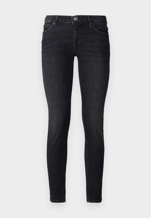 Jeans skinny in denim nero con una superficie liscia, design a cinque tasche e chiusura con bottone. Presentano cuciture sottili e hardware minimal.