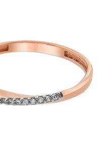 Bague en or rose avec un anneau incurvé ; présente une rangée de petits diamants sertis dans un accent ton argenté sur un côt é. Surface brillante et lisse.