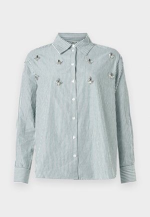 Chemise à rayures verte et blanche, avec des accents argentés, col classique, manches longues et coupe décontractée.