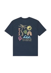 Camiseta de algodón azul marino con estampado gráfico que presenta una palmera, un sol, una calavera, un arcoíris y un cactus en colores pastel. El texto dice "BALANCE DE OPUESTOS".