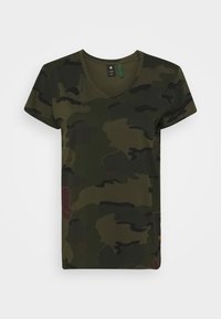 Grön kamouflaget V-ringad t-shirt i bomull, med korta ärmar och en avslappnad passform. Subtil textur med mörka och ljusa mönstervariationer.