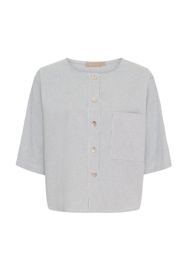 Kortærmet skjorte i blå og hvide striber med rund hals, frontknapper og en enkelt brystlomme. Fremstillet af letvægtsstof.