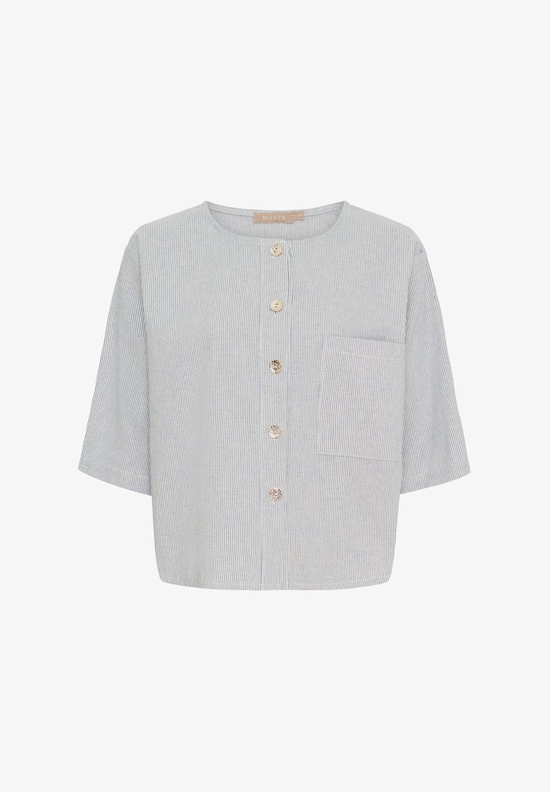 Kortærmet skjorte i blå og hvide striber med rund hals, frontknapper og en enkelt brystlomme. Fremstillet af letvægtsstof.