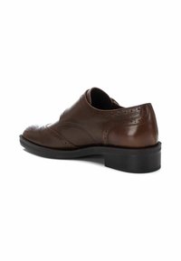 Zapato de vestir de cuero marrón con detalles de brogue, punta redondeada y una suela de goma negra elegante. Presenta una textura suave y un acabado pulido.