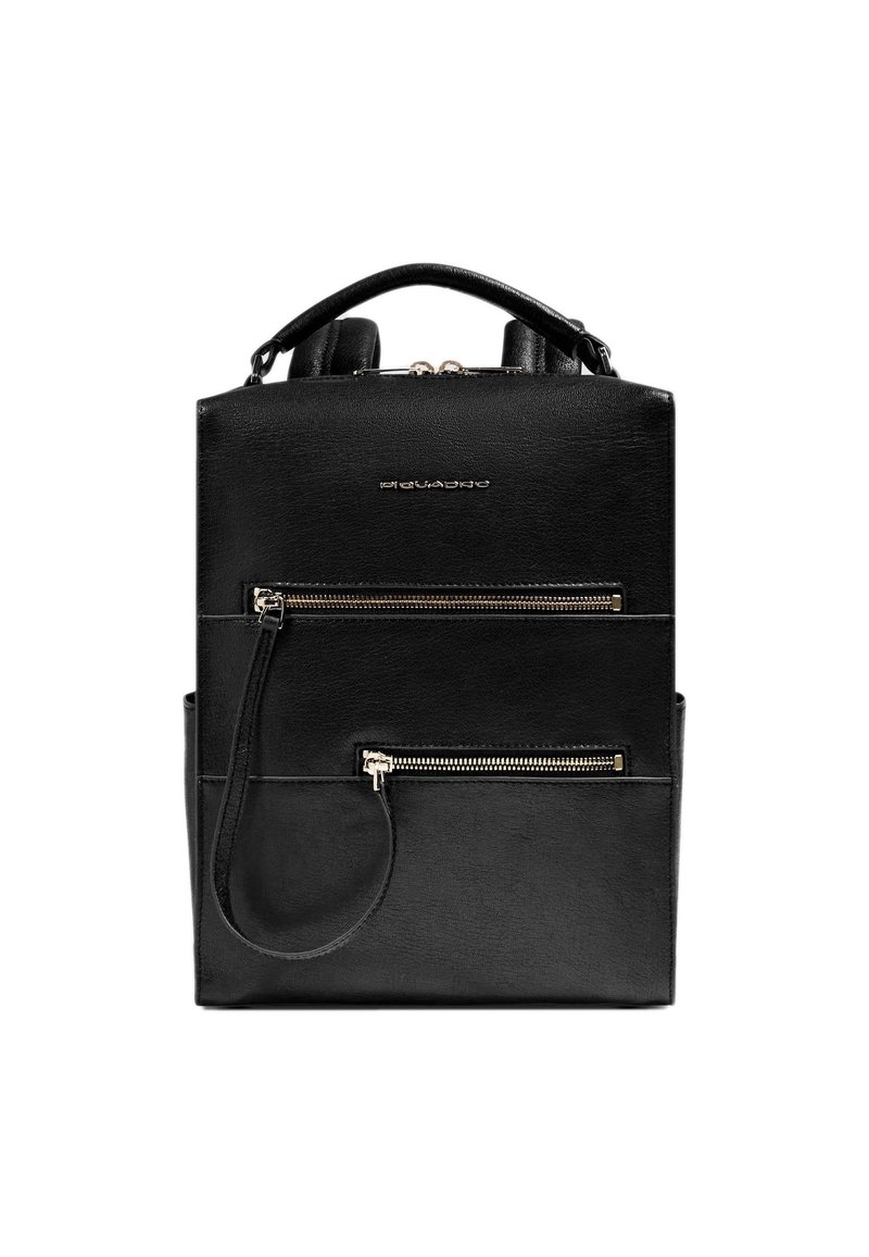 Mochila de cuero negro con dos bolsillos frontales con cremallera, asa superior y correas ajustables para los hombros. Presenta una textura suave y un logo sutil.