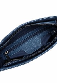 Portafoglio blu in pelle con una finitura testurizzata. Presenta più scomparti, una sezione con zip e un rivestimento in tessuto morbido.
