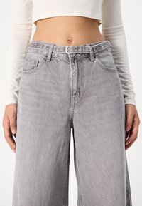 Vero Moda Tall VMANNET WIDE BELT - Platėjantys džinsai - medium grey denim