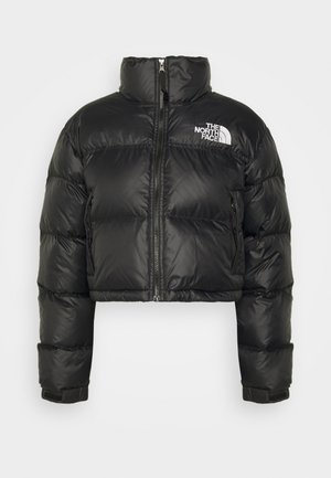 Schwarze, kurz geschnittene Pufferjacke mit hohem Kragen, Reißverschluss und weißem Logo auf der Brust. Sie hat gepolsterte Abschnitte und elastische Bündchen.