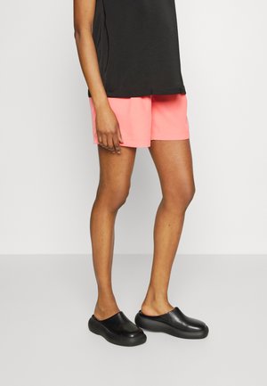 ONLY MATERNITY OLMLAURA PLEAT  - Lühikesed püksid - georgia peach