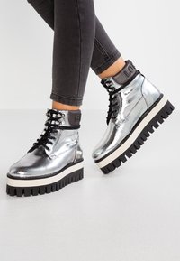 Buffalo London Botines con plataforma - silver-coloured