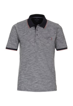Graues Poloshirt mit kurzen Ärmeln und navyfarbenem Kragen, mit roten Akzenten am Kragen und an den Ärmeln sowie einem kleinen Logo auf der Brust.