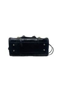 Bolso de cuero negro con forma rectangular. Presenta una superficie texturizada, herrajes decorativos de latón y una correa en el lateral.