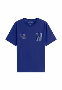 Camiseta de algodón azul marino con una 'H' bordada y detalles del logo impresos en el frente. Cuello redondo clásico y mangas cortas.