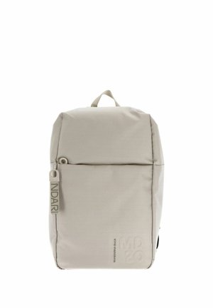 Sac à dos en tissu beige avec un extérieur texturé, une poche zippée à l'avant et une poignée supérieure. Présente un logo en relief sur le côté.