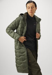 Peak Performance HELIUM COAT - Donsjas - pine needle
