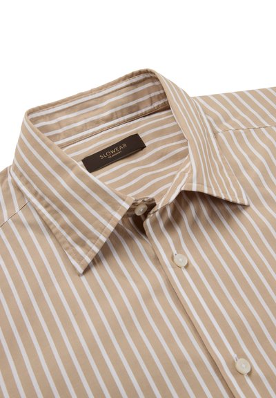 Beige en wit gestreept overhemd met verticale strepen, voorzien van een puntige kraag en knoopsluiting aan de voorkant, met Slowear label aan de binnenzijde van de kraag.