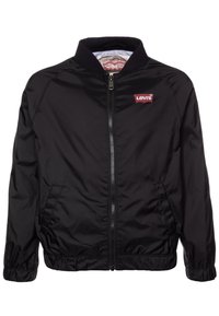 Czarna kurtka bomberka wykonana z gładkiego materiału, z przednim zamkiem błyskawicznym, prążkowanym kołnierzem i czerwonym logo Levi's na piersi. Elastyczne mankiety i dół kurtki.